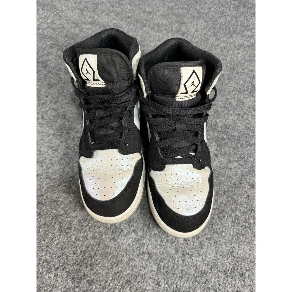 Air Jordan 1 Mid SE GS “Light Smoke Grey Shimmer” – Size 5.5Y / Women’s 7
